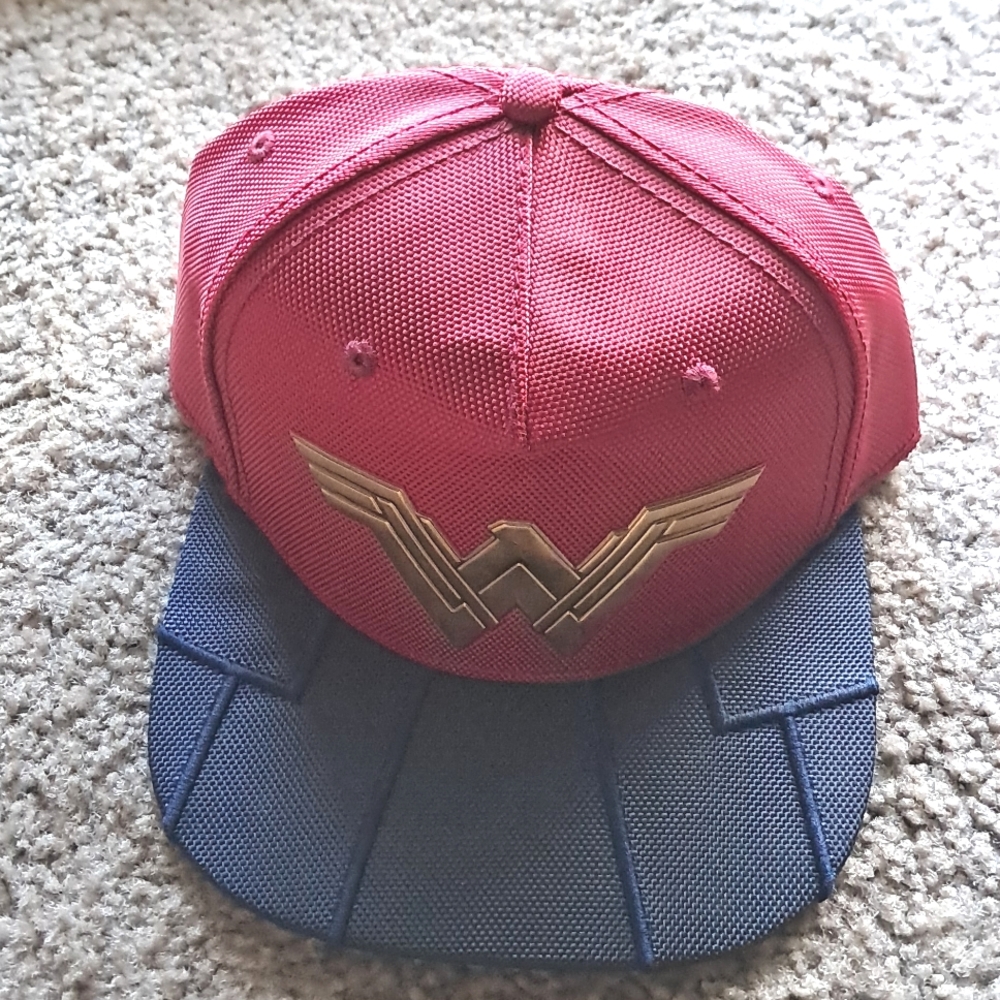 BioWorld Wonder Women Logo Snapback Cap. NWT. Maroon and Blue